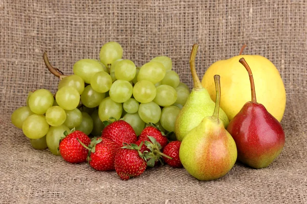 熟した甘い果実と荒布ベリー — ストック写真