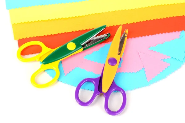 Цветные зигзагообразные ножницы с цветной бумагой, изолированные на белом — стоковое фото