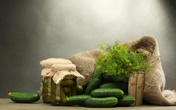 Ahşap kutu, turşu ve gri arka plan üzerine dereotu, taze salatalık — Stok fotoğraf