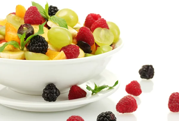 Świeże owoce sałatka w misce i jagody, na białym tle — Zdjęcie stockowe