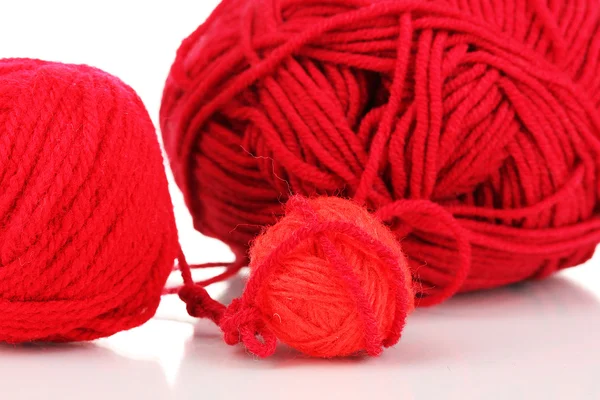 Piros knittings a fonal elszigetelt a fehér — Stock Fotó