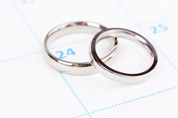 白で隔離される結婚指輪 — ストック写真