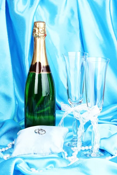 Hochzeitsaccessoires auf blauem Stoff Hintergrund — Stockfoto