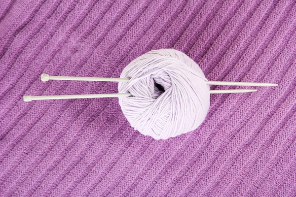 紫色のセーターとウールのクローズ アップのボール — ストック写真