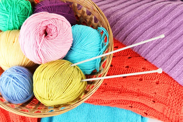 Kleurrijke wollen truien en ballen van wol close-up — Stockfoto