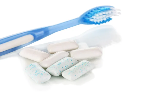 ガムを噛むと白で隔離される歯ブラシのクローズ アップ — ストック写真