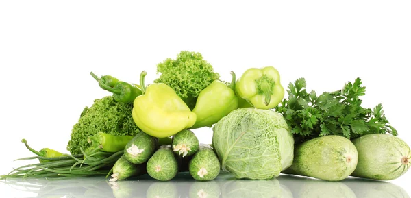 Świeże zielone warzywa na białym tle — Zdjęcie stockowe