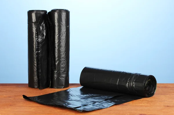 Plastic garbage bags on blue background close-up — Stock Photo, Image
