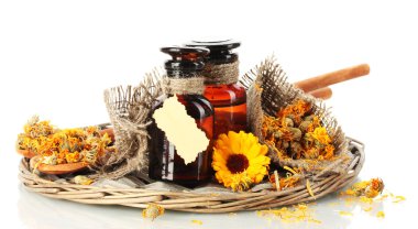 ilaç şişeleri ve üzerinde beyaz izole calendula,