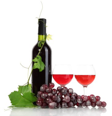 şişe, bardak şarap ve olgunlaşmış üzümler beyaz izole