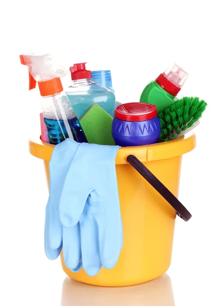 Produtos de limpeza em balde isolado em branco — Fotografia de Stock
