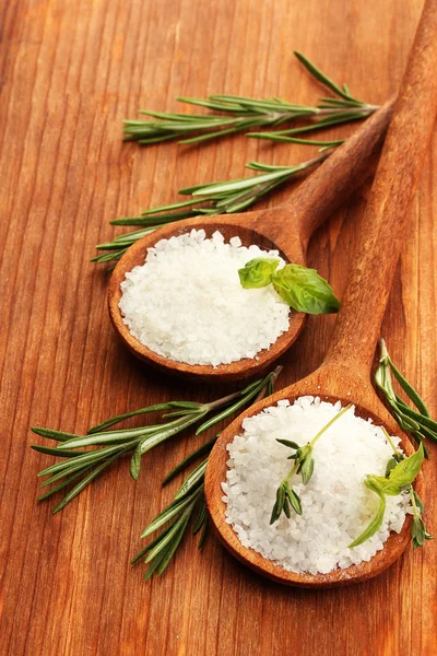 Salz in Löffeln mit frischem Basilikum, Thymian und Rosmarin isoliert auf weiß — Stockfoto