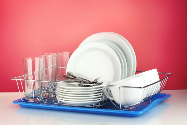 Чистая посуда на красном фоне — стоковое фото