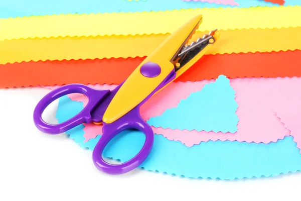 Tijeras coloridas en zigzag con papel de color aislado en blanco —  Fotos de Stock