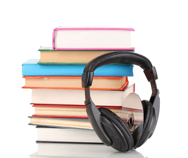 Kitaplar üzerinde beyaz izole kulaklık — Stok fotoğraf