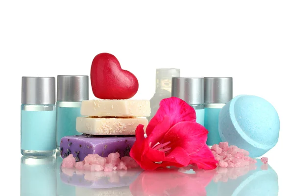 Frascos cosméticos, jabón y flor, aislados en blanco —  Fotos de Stock