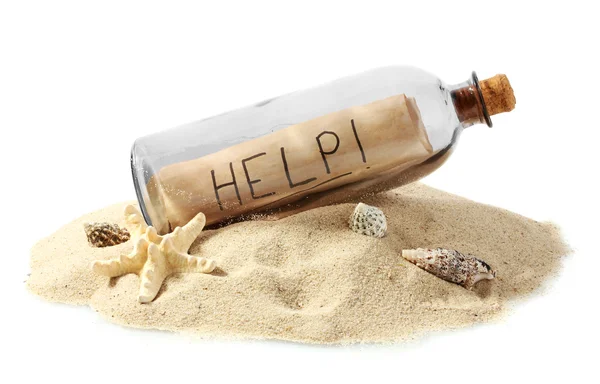 Стеклянная бутылка с запиской внутри на песке изолированы на белом — стоковое фото