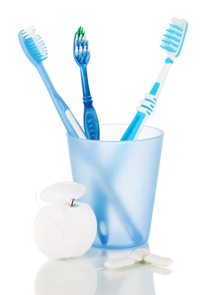 Brosses à dents, gomme à mâcher et fil dentaire isolés sur du blanc — Photo