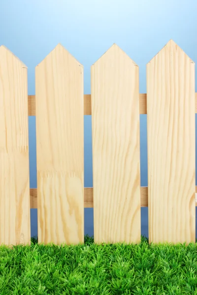 Ogrodzenie drewniane na niebieskim tle z bliska — Zdjęcie stockowe