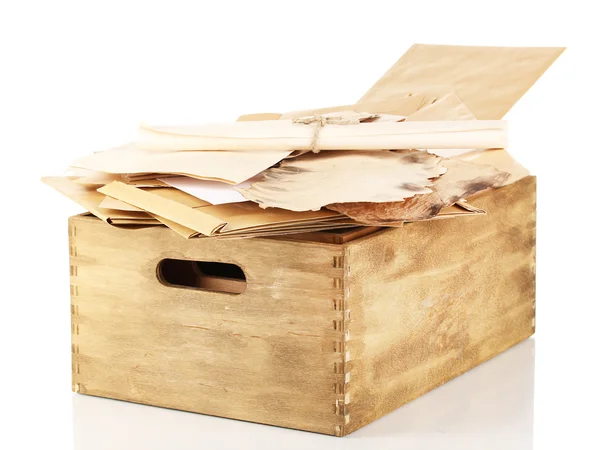 Деревянный ящик с бумагами и письмами, изолированными на белом — стоковое фото