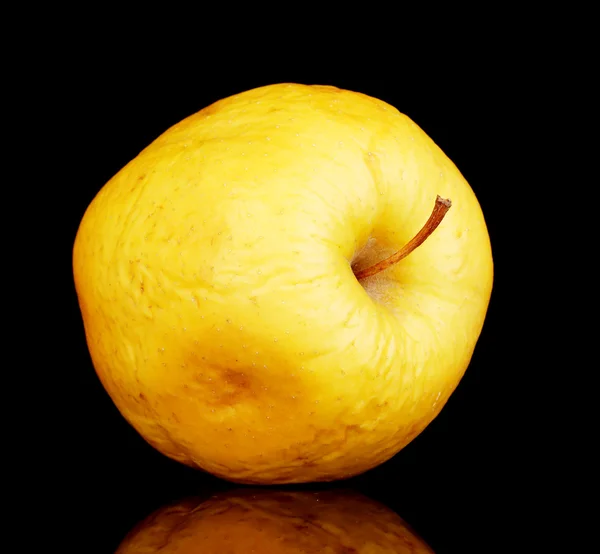 Жовте яблуко як концепція проблемної шкіри ізольовано на чорному — стокове фото