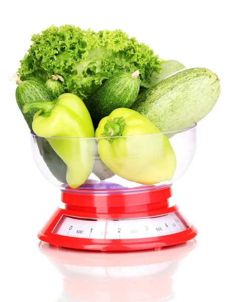 在体重秤上白色隔离的新鲜绿色蔬菜 — 图库照片