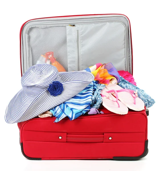 Valigia con abiti estivi, cappello e abbronzatura isolati su bianco — Foto Stock