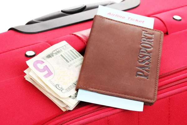 Reisepass und Ticket im Koffer in Nahaufnahme — Stockfoto