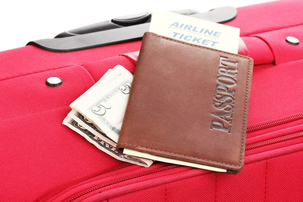 Pasaporte y billete en el primer plano de la maleta — Foto de Stock