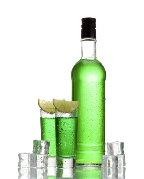 Botella y vasos de absenta con cal y hielo aislados en blanco —  Fotos de Stock