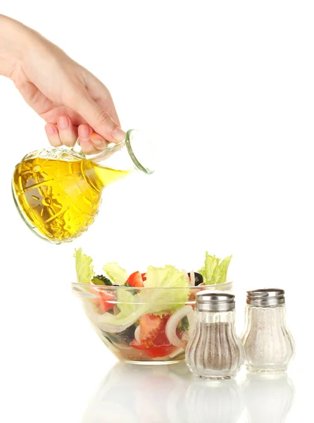 Grekisk sallad smaksatt med olivolja på vit bakgrund — Stockfoto