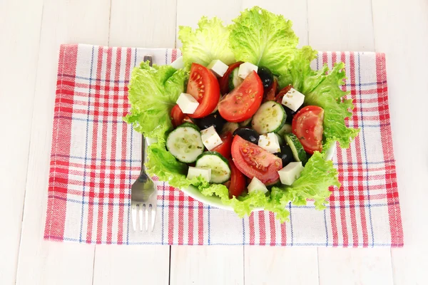 Välsmakande grekisk sallad på vit trä bakgrund — Stockfoto