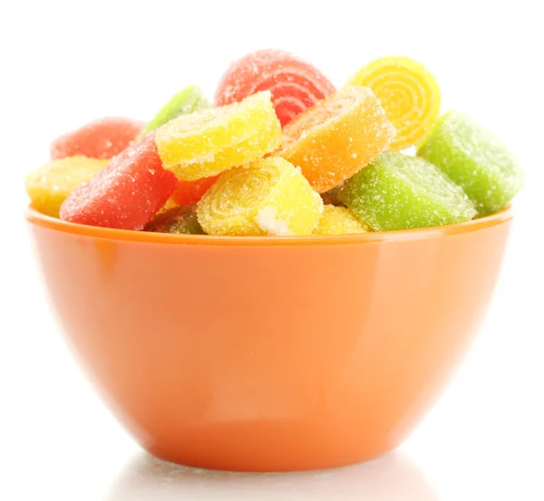 Красочные конфеты желе в миске изолированы на белом — стоковое фото
