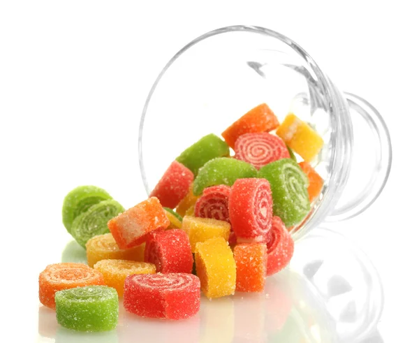 Coloridos caramelos de gelatina en cuenco de vidrio aislado en blanco — Foto de Stock