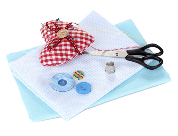 Accessori per cucire e tessuto isolato su bianco — Foto Stock