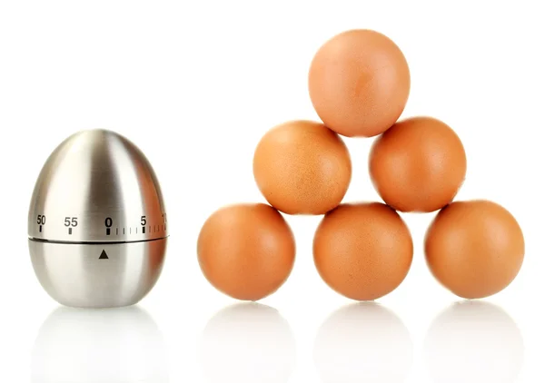 Temporizador de ovos e ovos isolados em branco — Fotografia de Stock