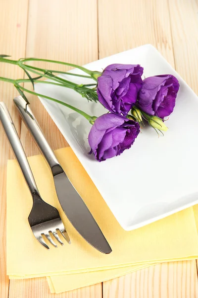 밝은 냅킨 클로즈업에 꽃과 식기 — 스톡 사진