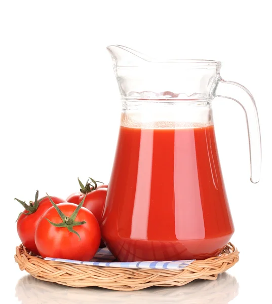 Tomatensaft im Krug auf Weidenmatte isoliert auf weiß — Stockfoto