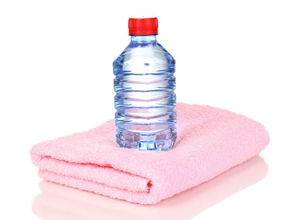 Plastflaska med vatten på handduk isolerad på vit — Stockfoto