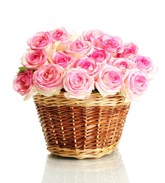 Vacker bukett med rosa rosor i korg, isolerad på vit — Stockfoto