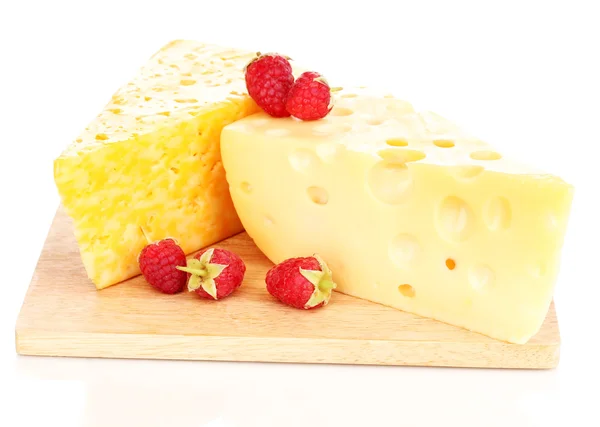 おいしいチーズ、白で隔離される木製のボード上の果実 — ストック写真