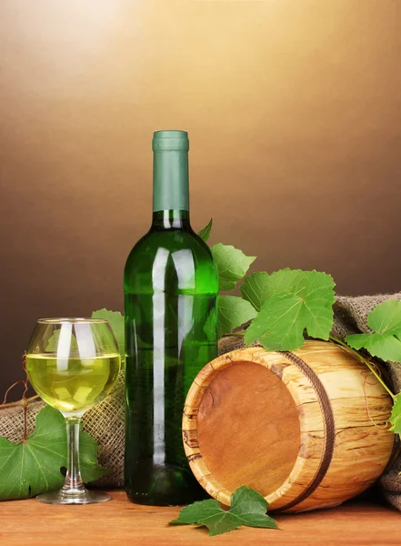 Пляшка чудового вина зі склом та октавою на дерев'яному столі на коричневому фоні — стокове фото