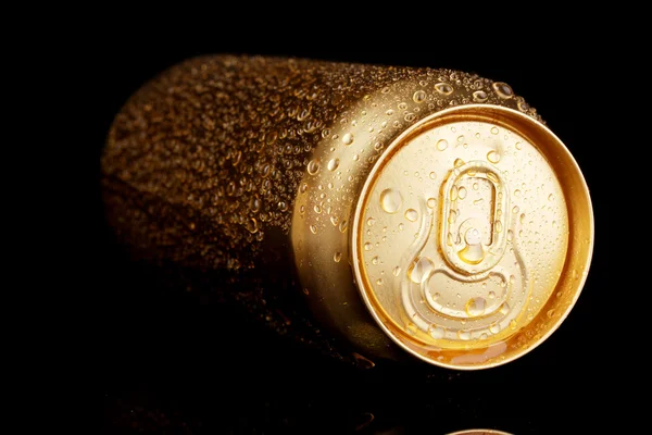 Lata de ouro com gotas de água isoladas em preto — Fotografia de Stock