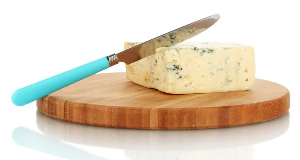 Сыр с плесенью и ножом на разделочной доске изолированы на белом фоне — стоковое фото