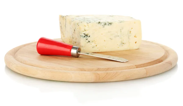Brânză cu mucegai și cuțit pe placa de tăiere izolată pe fundal alb — Fotografie, imagine de stoc