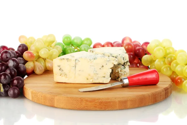 Сыр с плесенью на разделочной доске с виноградом на белом фоне крупным планом — стоковое фото