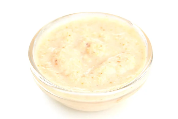 Salsa blanca rábano picante en tazón de vidrio aislado en blanco —  Fotos de Stock