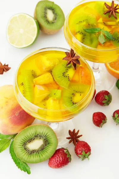Pugno in bicchieri con frutta, isolato su bianco — Foto Stock
