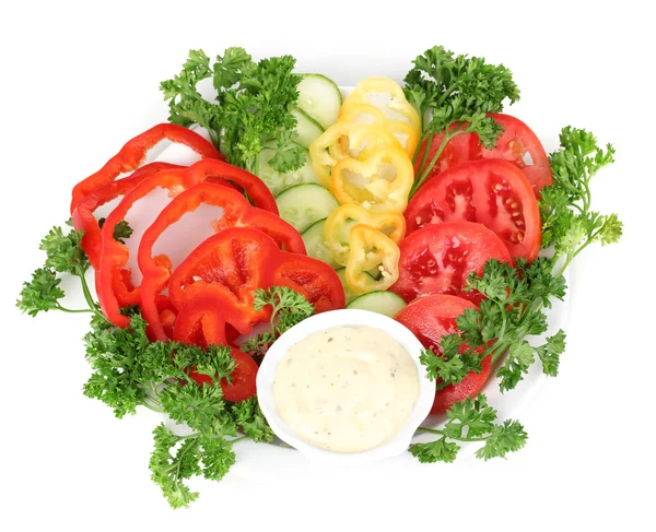 みじん切り野菜と白で隔離されるプレート上のソース — ストック写真