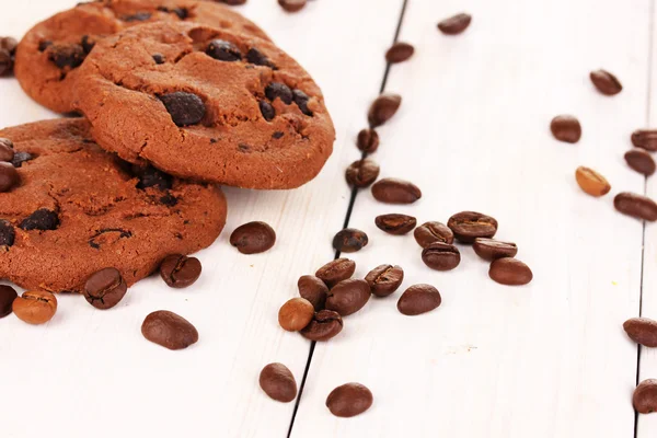 Печенье с шоколадной крошкой на деревянном фоне — стоковое фото